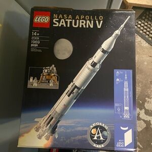LEGO NASA Apollo Saturn V Rocket Set - Black and White